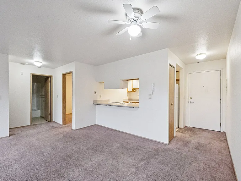University Court Apartments — Photo 11