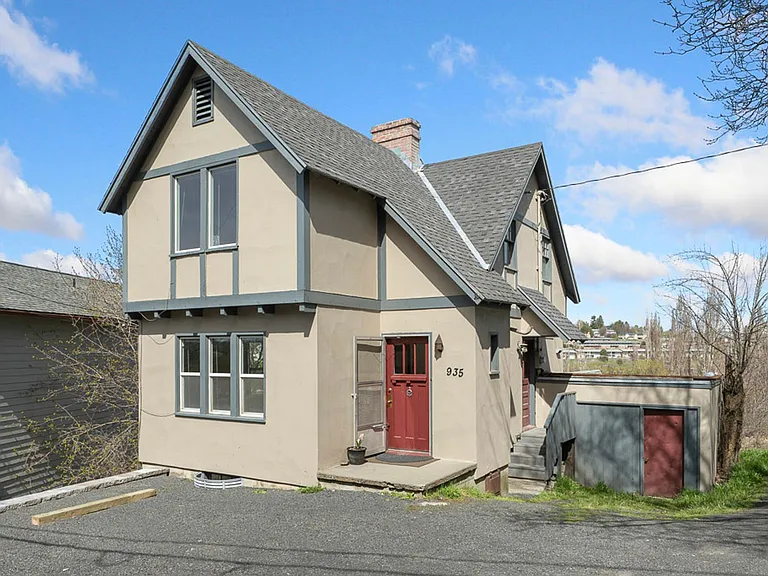 935 NE Maple St — Photo 2
