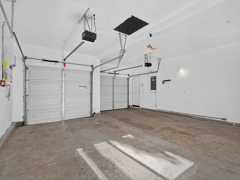5858 Hazelwood Cmn — Photo 36