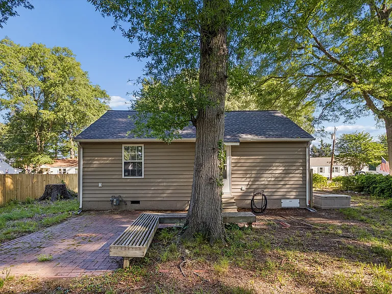 624 Sterling St — Photo 24