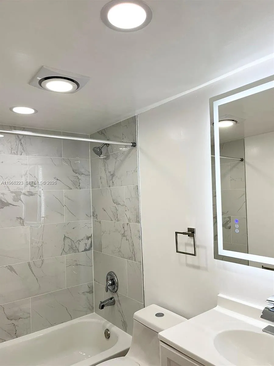 Building Photo - 10773 Cleary Blvd #204