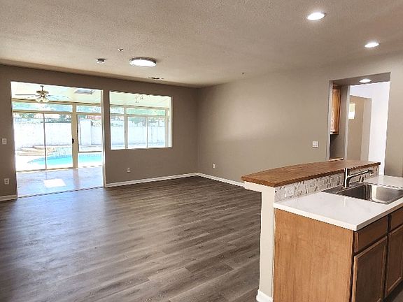 2nd image of 15 Peacock Cir