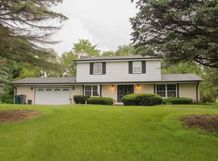 4445 S Hillview Dr, New Berlin, WI 53146