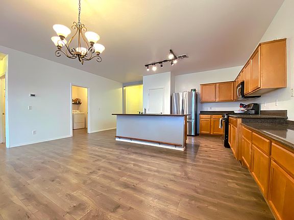 5th image of 404 E Harold Dr