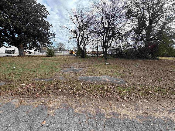 2nd image of 1400 E Washington Ave
