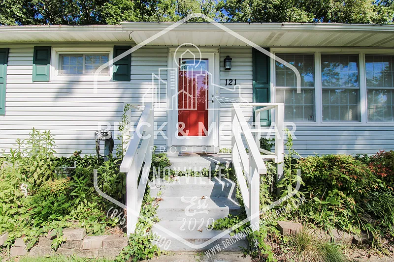 3 bed, 1.0 bath, 1056 sqft, $1,950 — Photo 3