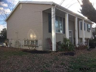 2nd image of 976 Belaire Ln