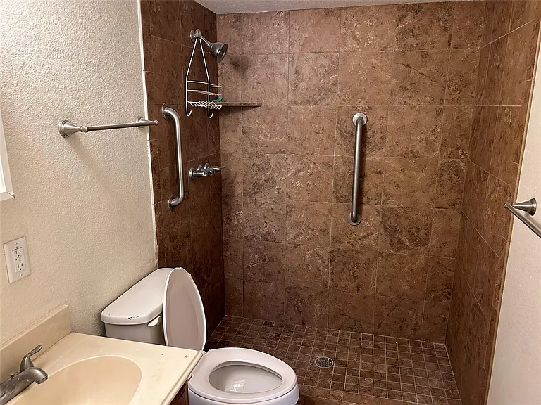 5602 Sundown Ln — Photo 7