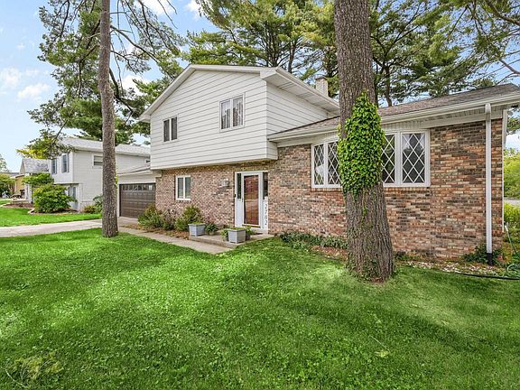3rd image of 2702 Arrowhead Dr