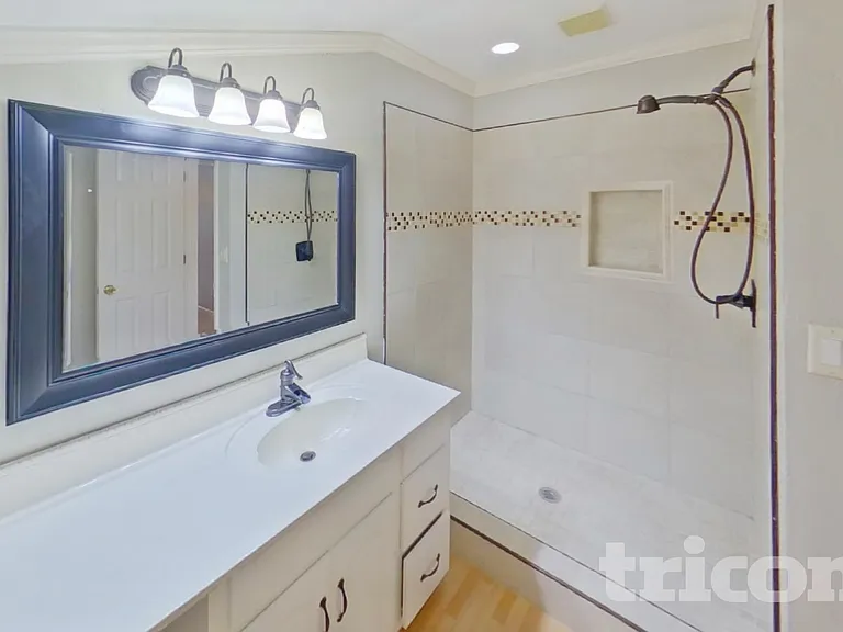 1260 Castle Pointe Ln — Photo 14