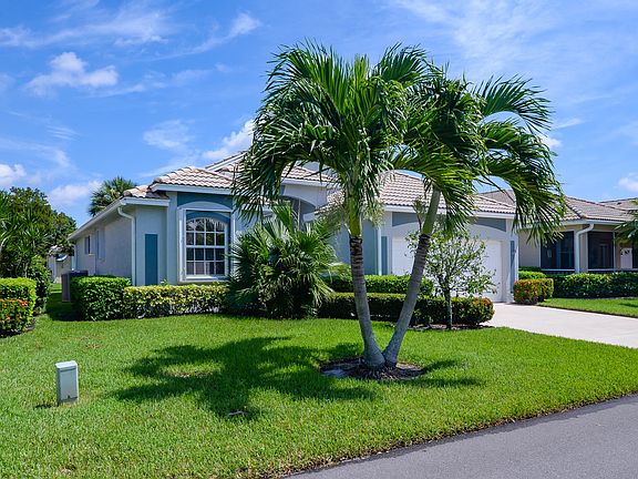 2nd image of 909 NW Sarria Ct