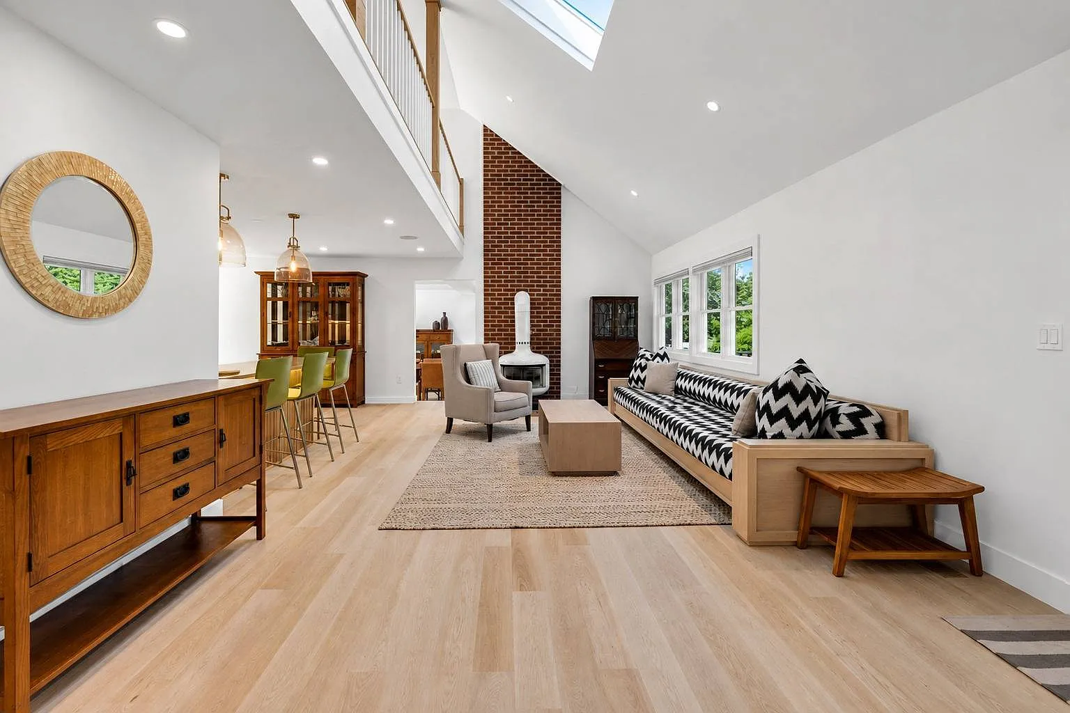 Private Retreat in Southampton with all the modern amenities!! — Photo 4