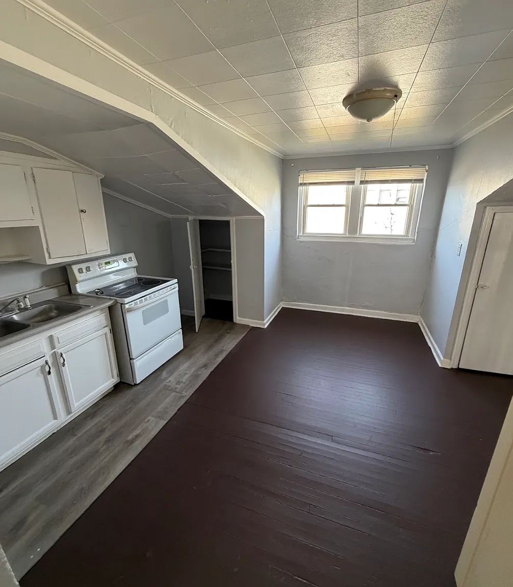 502 Harrison Street - Upstairs — Photo 4