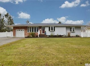 5 Saddle Ln, Huntington Station, NY 11746