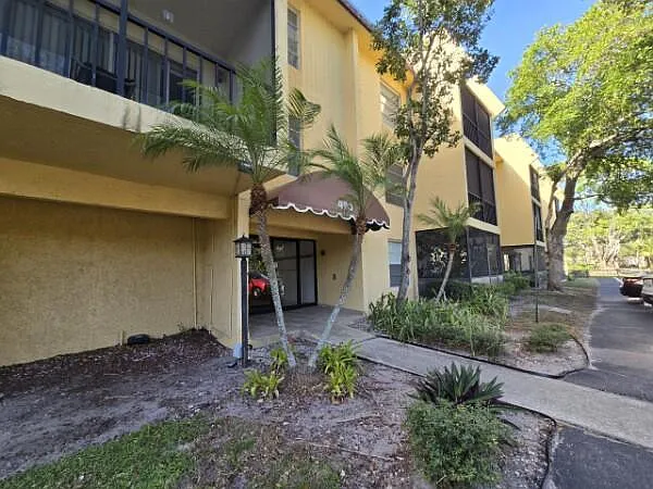 2 bed, 2.0 bath, 936 sqft, $2,350 — Photo 2
