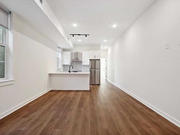 4th image of 2513 N Howard St #203