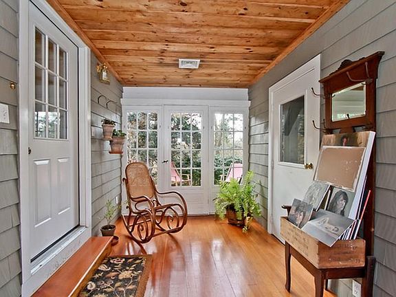 Breezeway connecting garage to the house