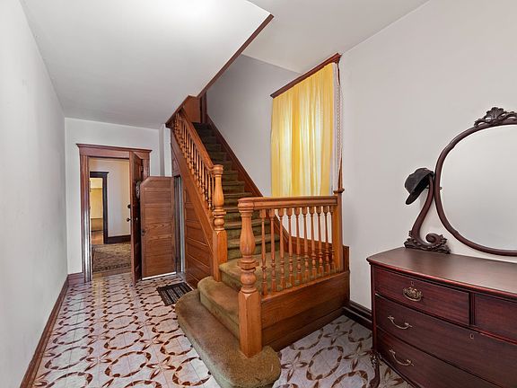 4th image of 17 E 39th St