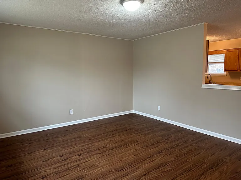 410 Savannah Ave — Photo 10