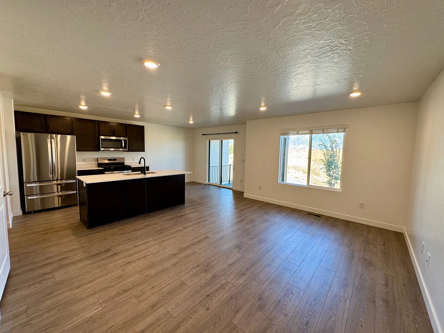 4 bed, 2.5 bath, 2248 sqft, $2,400 — Photo 2