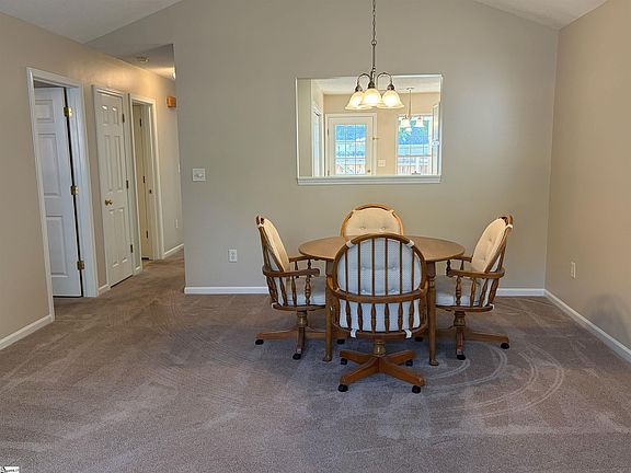 4th image of 403 Riverside Towne Cir