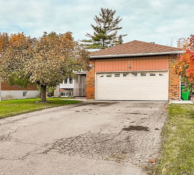 61 Deerfield Cres — Photo 1