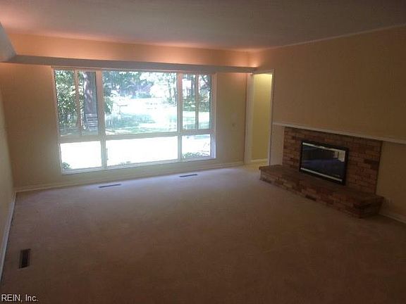 3rd image of 104 Fleming Ct