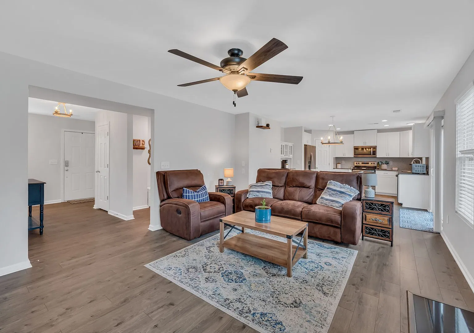 3 Bed 2.5 Bath, Single Family Home located on a quiet street! 1700 Sqft. — Photo 4
