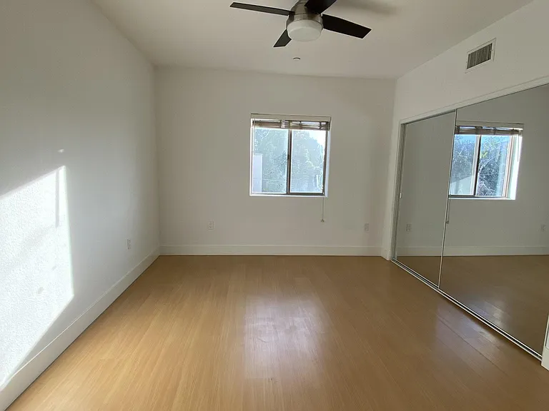 5232 Satsuma Ave #302 — Photo 18