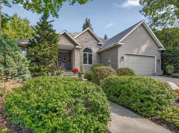 1395 Summerwood Dr, South Haven, MI 49090