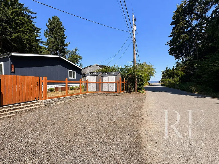 548 Arnold Ave E — Photo 29