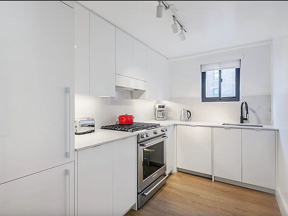 3rd image of 220 W 26th St APT 1001
