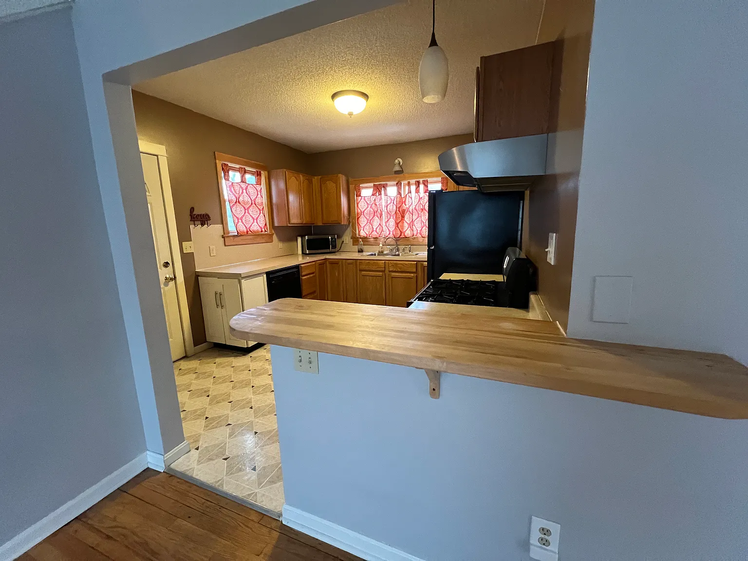 3 bed, 1.5 bath, 1170 sqft, $1,800 — Photo 3
