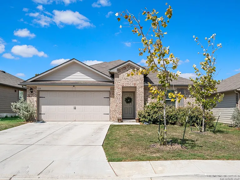 723 Armadillo Dr — Photo 1