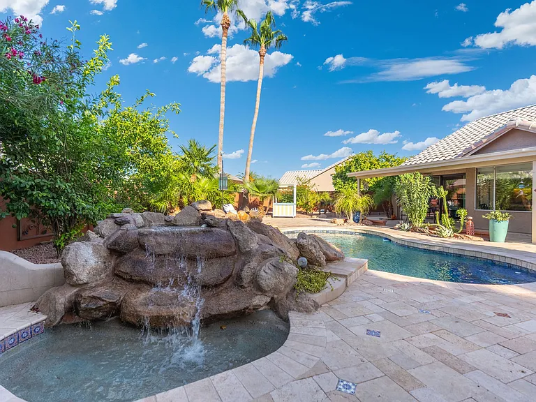 372 W Amoroso Dr — Photo 92