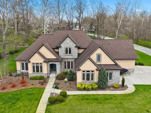 3669 E Greystone Dr, Warsaw, IN 46582