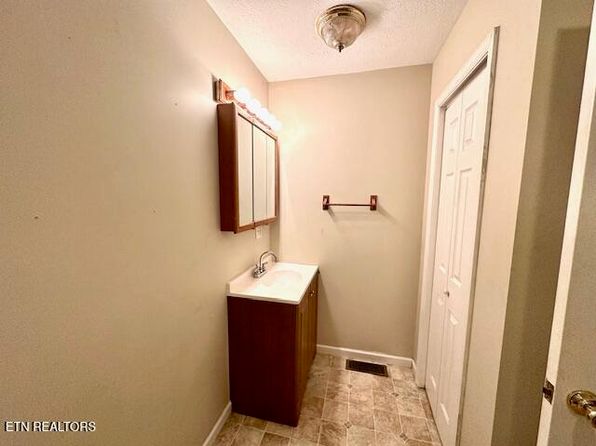 154 Sub Hollow Dr, Rose Hill, VA 24281