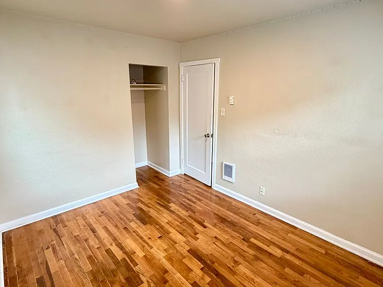 1043 S Oxford St — Photo 11