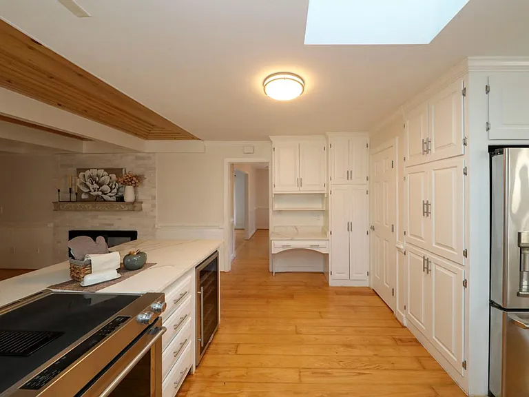 208 Fairfax Way — Photo 6
