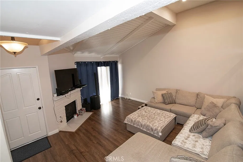 2 bed, 1354 sqft, $3,650 — Photo 3