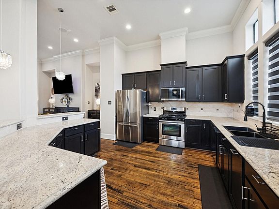 4th image of 5820 Darling St