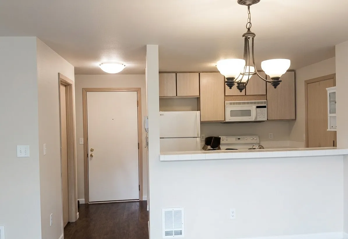 2 bed, 719 sqft, $2,200 — Photo 3