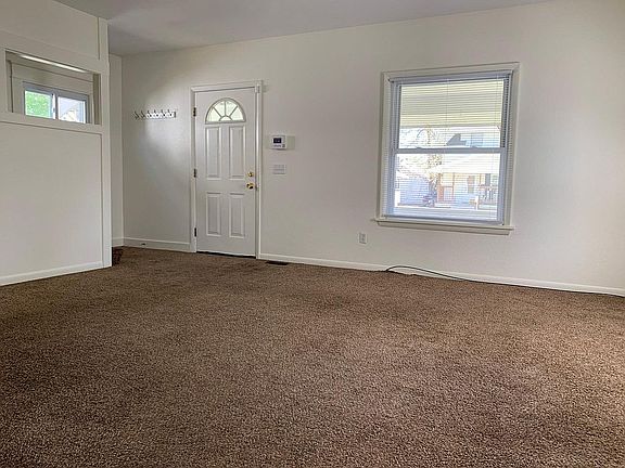 Living Room (17.5' X 13.5')