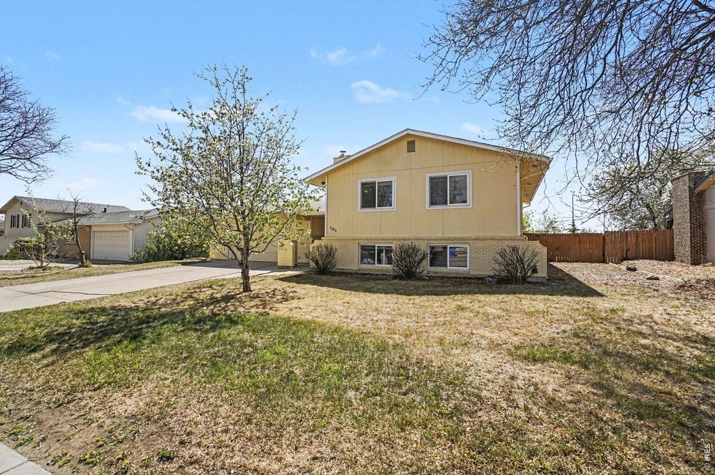 209 E Swallow Rd