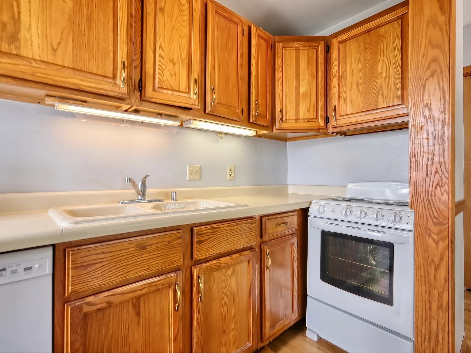 8 bed, 2246 sqft, $8,995 — Photo 4