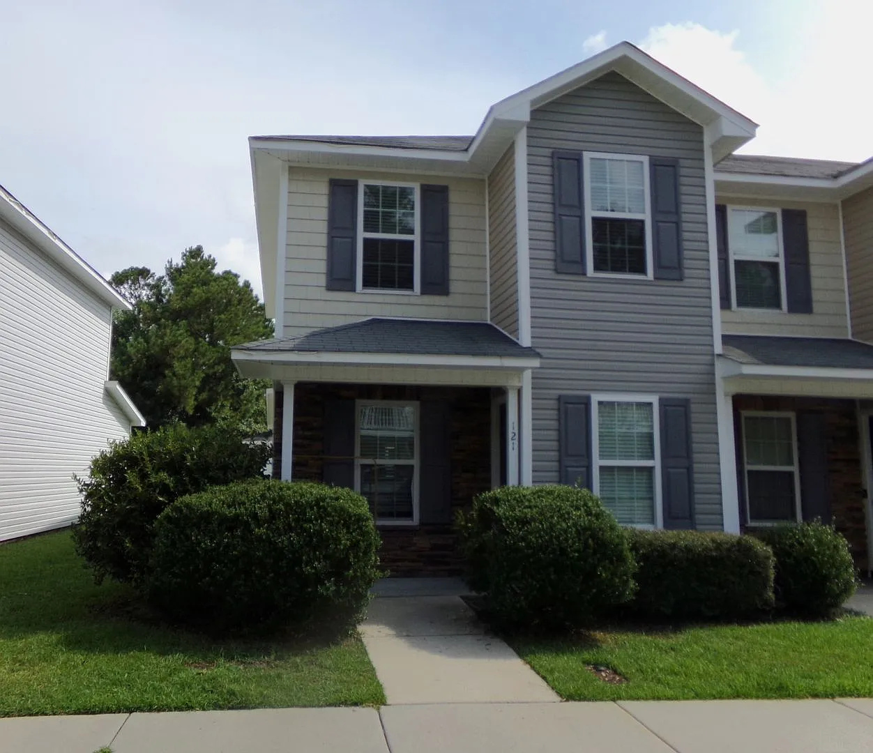 Great Townhouse in Great Location! — Photo 1
