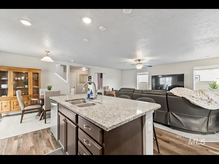7662 S Sea Breeze Way — Photo 9