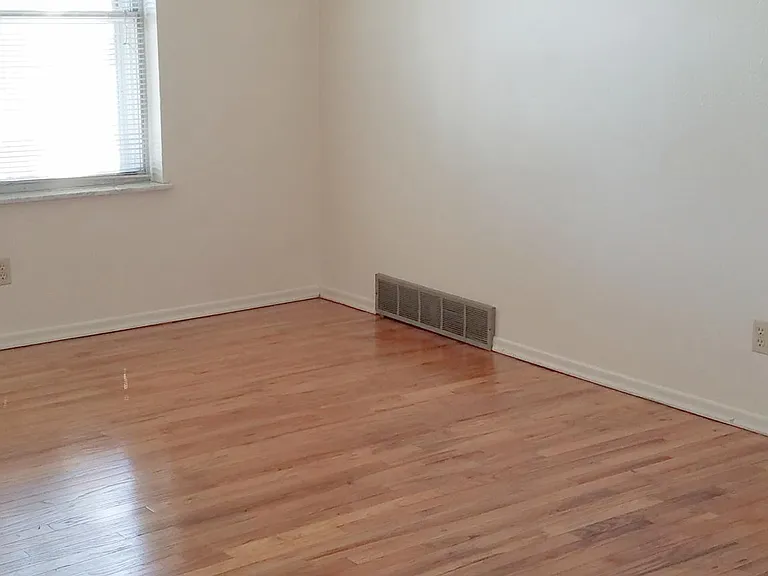 2103 Bartlett St — Photo 4