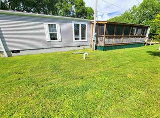 1011 Clan St, Flora, IL 62839