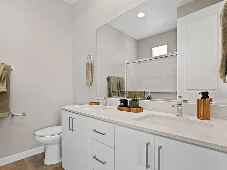 Corsica Villas at Euclid Avenue — Photo 9